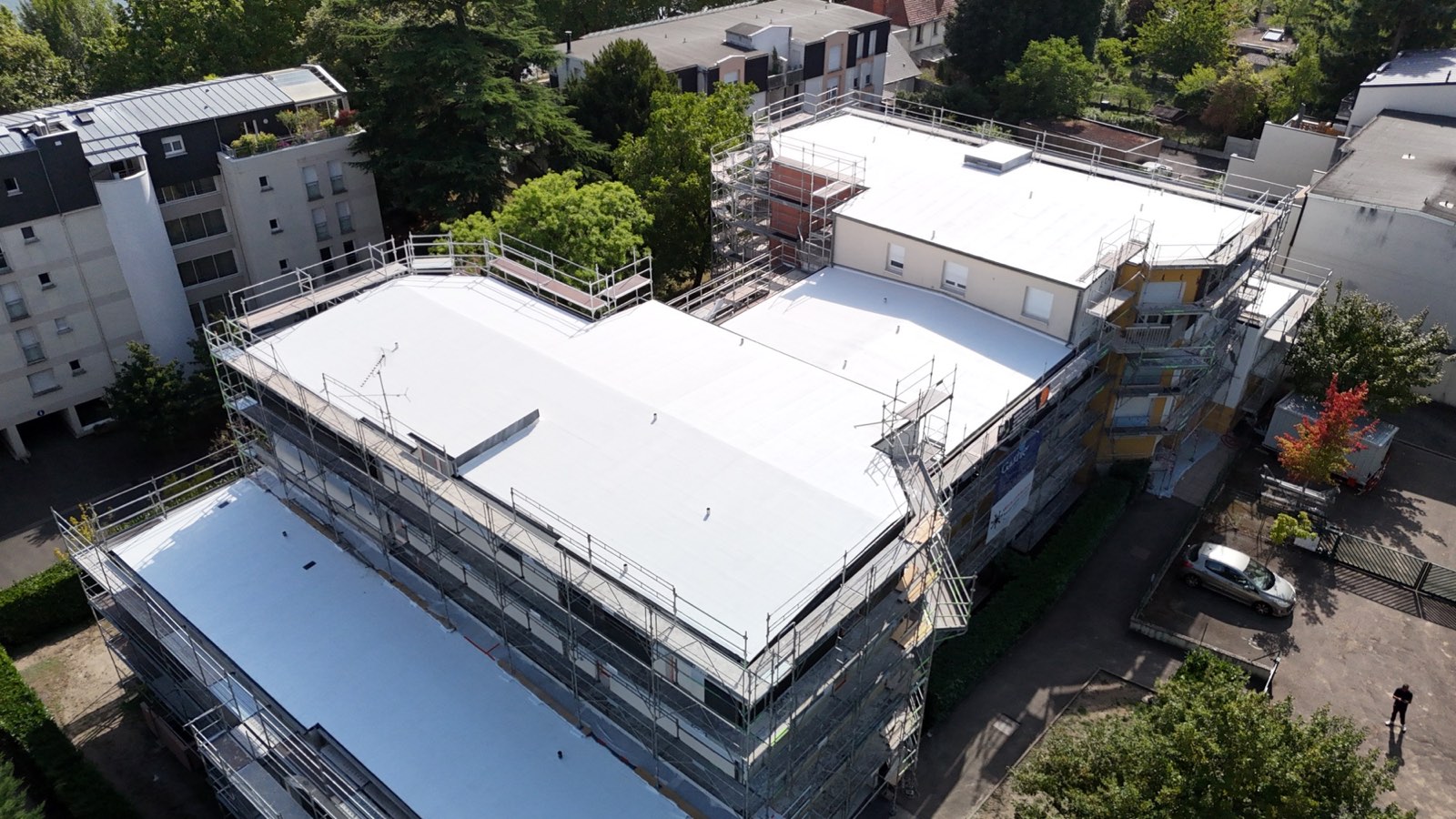 Ensemble immobilier couvert d’une peinture thermo-réfléchissante blanche vu par drone