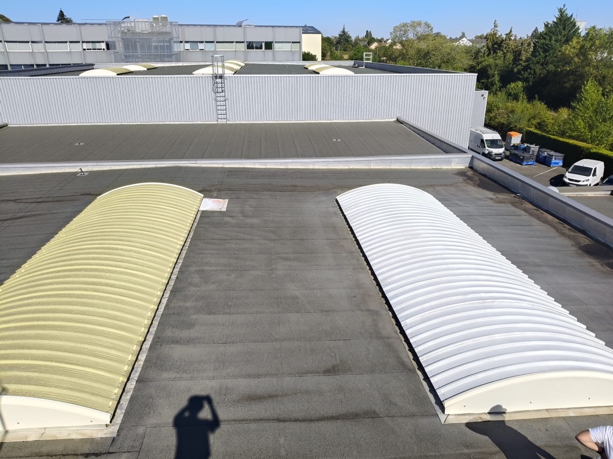 Comparaison d’un puits de lumière avant et après traitement semi-translucide sur le site RUBIX à Saint-Jean-de-la-Ruelle